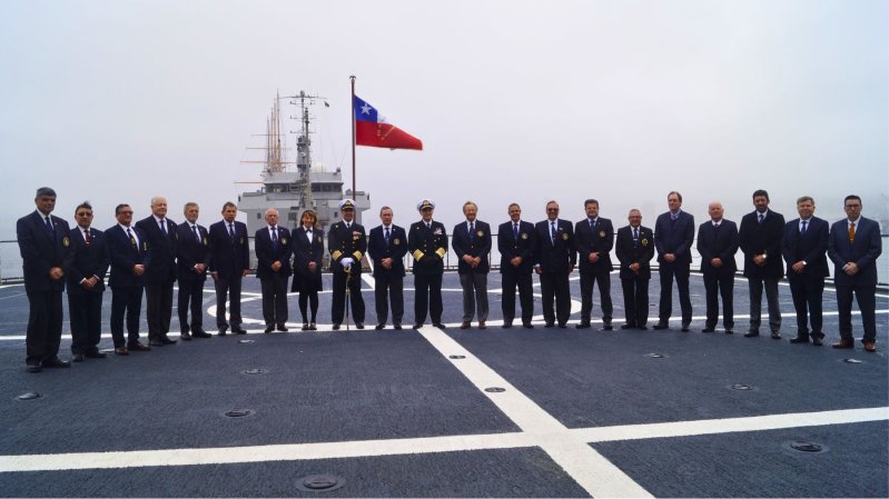 Liga Marítima entrega Pabellón de Combate al Rompehielos Almirante Viel